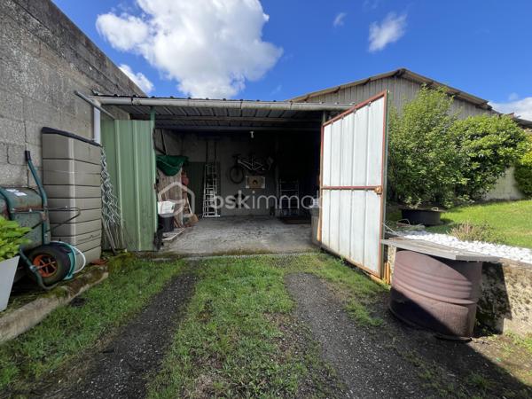 Située dans un environnement calme et agréable, cette maison sur sous-sol semi-enterré de 128 m² offre de beaux volumes et un fort potentiel pour accueillir une famille.

Au rez-de-chaussée, vous découvrirez :
-une entrée
-un salon/séjour lumineux
-une véranda agréable ouverte sur l’extérieur
-une cuisine
-3 chambres dont une avec dressing
-une salle d’eau
-un WC indépendant

Le sous-sol propose de nombreux espaces supplémentaires avec :
-une 4ème chambre
-un espace studio indépendant comprenant une grande chambre d’environ 15 m²
-une salle d’eau
-un WC séparé
-un garage

À l’extérieur, vous profiterez d’un terrain de 837 m² comprenant :
-un jardin spacieux
-une terrasse
-un atelier extérieur
-un car-port pour le stationnement
-un puits raccordé à la maison
-la fibre installée

Cette maison offre un cadre de vie idéal pour une famille recherchant espace, tranquillité et potentiel d’aménagement.

⚠️ Assainissement collectif à prévoir (devis déjà réalisé).

📞 Pour plus d’informations ou organiser une visite, contactez-moi.