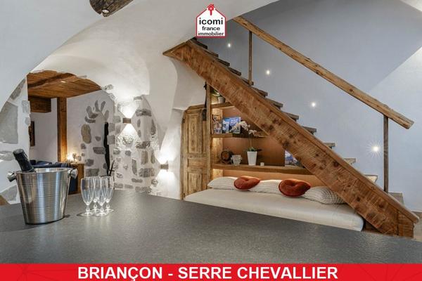 A VENDRE - PIED DE CHALET EN DUPLEX PRET A VIVRE DANS MAISON DE PAYS REHABILITEE EN 2026 • JARDIN PRIVATIF • 3/4 STATIONNEMENTS • DPE A/B • RARE