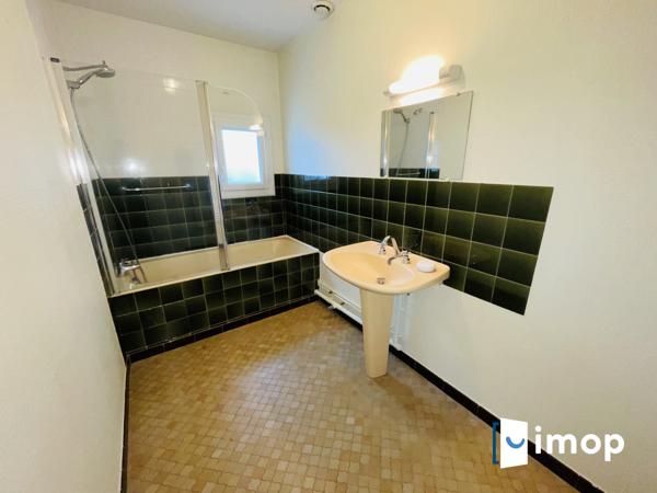 Maison avec extérieur