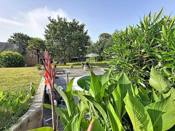 A VENDRE QUIMPER SUD KERNOTER LONGERES AVEC JARDIN ET PISCINE