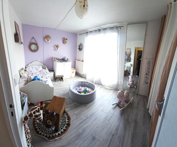 Maison à vendre 7 pièces :3 chambres, grand terrain, terrasse couverte, garage, sous-sol – Proche centre-ville !