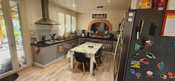 Maison à vendre 7 pièces :3 chambres, grand terrain, terrasse couverte, garage, sous-sol – Proche centre-ville !