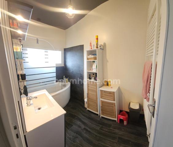 Maison à vendre 7 pièces :3 chambres, grand terrain, terrasse couverte, garage, sous-sol – Proche centre-ville !