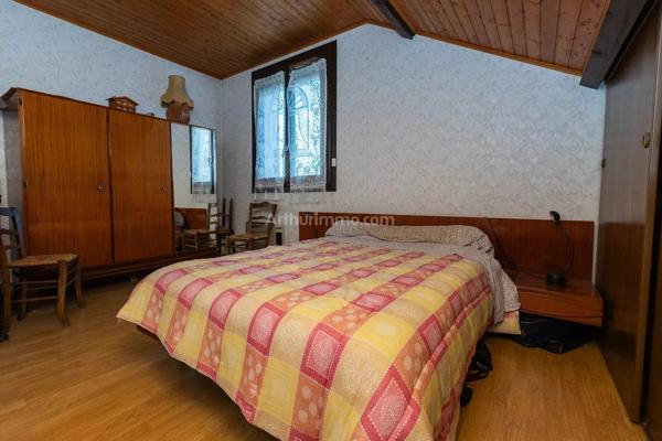 Vente                                                      Appartement
                        
                     4 pièces                      107 m2                     à Belley