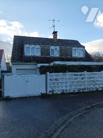 Maison individuelle, avec beaucoup de potentiel, avec travaux de réaménagement.
Quartier verdoyant.