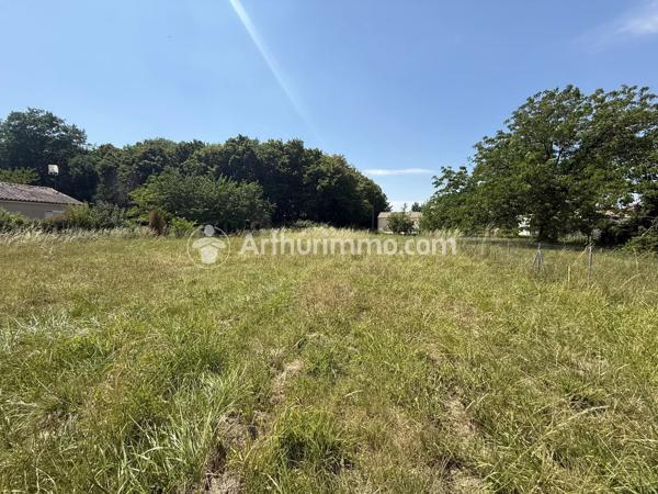 Vente                                                      Terrain
                        
                                         746 m2                     à Saint-Astier