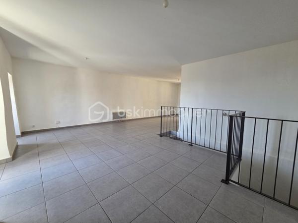 A quelques minutes de St Gély du Fesc, un spacieux appartement T4 de 84 m², entièrement rénové en 2017, situé dans une maison de village divisée en 2 lots.
Il offre une belle pièce de vie traversante avec cuisine semi-équipée ouverte sur le séjour, 3 spacieuses chambres, salle de bain avec WC.
Chauffage et eau chaude individuels.
➡ Aucun frais de copropriété.
➡ Pas de stationnement privatif ni garage.
Au cœur du village avec commerces, écoles et pôle médical, à seulement 15 minutes de Montpellier.

Pour tout complément d'information, Christelle GAUDRON au O6 41 66 26 84.