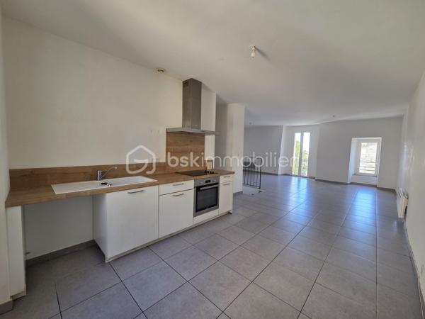 A quelques minutes de St Gély du Fesc, un spacieux appartement T4 de 84 m², entièrement rénové en 2017, situé dans une maison de village divisée en 2 lots.
Il offre une belle pièce de vie traversante avec cuisine semi-équipée ouverte sur le séjour, 3 spacieuses chambres, salle de bain avec WC.
Chauffage et eau chaude individuels.
➡ Aucun frais de copropriété.
➡ Pas de stationnement privatif ni garage.
Au cœur du village avec commerces, écoles et pôle médical, à seulement 15 minutes de Montpellier.

Pour tout complément d'information, Christelle GAUDRON au O6 41 66 26 84.
