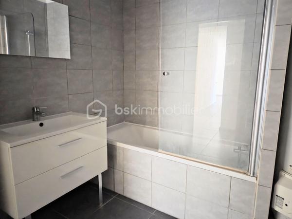 A quelques minutes de St Gély du Fesc, un spacieux appartement T4 de 84 m², entièrement rénové en 2017, situé dans une maison de village divisée en 2 lots.
Il offre une belle pièce de vie traversante avec cuisine semi-équipée ouverte sur le séjour, 3 spacieuses chambres, salle de bain avec WC.
Chauffage et eau chaude individuels.
➡ Aucun frais de copropriété.
➡ Pas de stationnement privatif ni garage.
Au cœur du village avec commerces, écoles et pôle médical, à seulement 15 minutes de Montpellier.

Pour tout complément d'information, Christelle GAUDRON au O6 41 66 26 84.