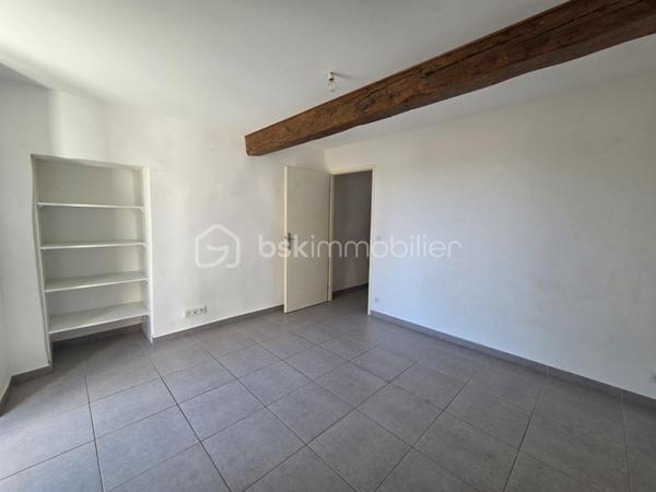 A quelques minutes de St Gély du Fesc, un spacieux appartement T4 de 84 m², entièrement rénové en 2017, situé dans une maison de village divisée en 2 lots.
Il offre une belle pièce de vie traversante avec cuisine semi-équipée ouverte sur le séjour, 3 spacieuses chambres, salle de bain avec WC.
Chauffage et eau chaude individuels.
➡ Aucun frais de copropriété.
➡ Pas de stationnement privatif ni garage.
Au cœur du village avec commerces, écoles et pôle médical, à seulement 15 minutes de Montpellier.

Pour tout complément d'information, Christelle GAUDRON au O6 41 66 26 84.