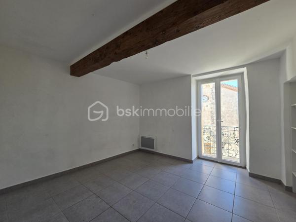 A quelques minutes de St Gély du Fesc, un spacieux appartement T4 de 84 m², entièrement rénové en 2017, situé dans une maison de village divisée en 2 lots.
Il offre une belle pièce de vie traversante avec cuisine semi-équipée ouverte sur le séjour, 3 spacieuses chambres, salle de bain avec WC.
Chauffage et eau chaude individuels.
➡ Aucun frais de copropriété.
➡ Pas de stationnement privatif ni garage.
Au cœur du village avec commerces, écoles et pôle médical, à seulement 15 minutes de Montpellier.

Pour tout complément d'information, Christelle GAUDRON au O6 41 66 26 84.