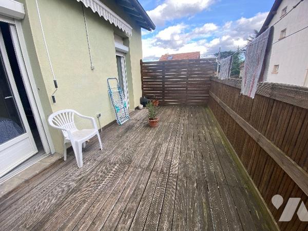 Maison de ville avec dépôt et terrasse