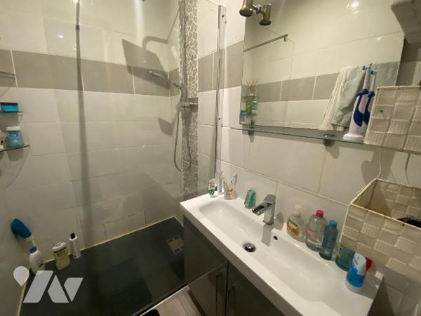 Maison de ville avec dépôt et terrasse