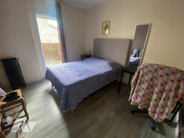 Maison de ville avec dépôt et terrasse