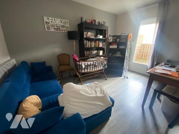 Maison de ville avec dépôt et terrasse