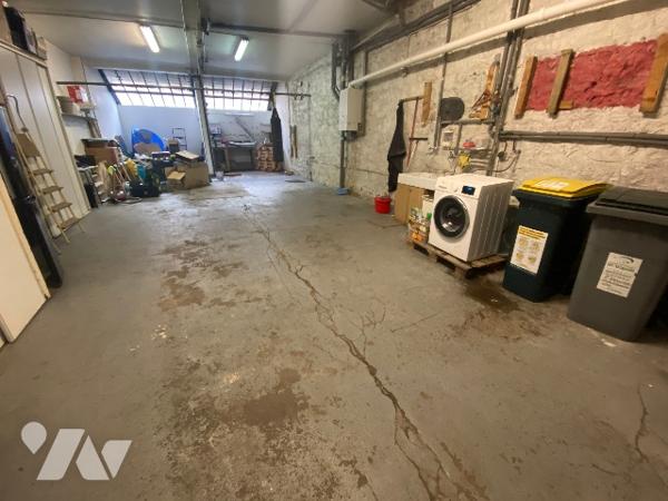 Maison de ville avec dépôt et terrasse