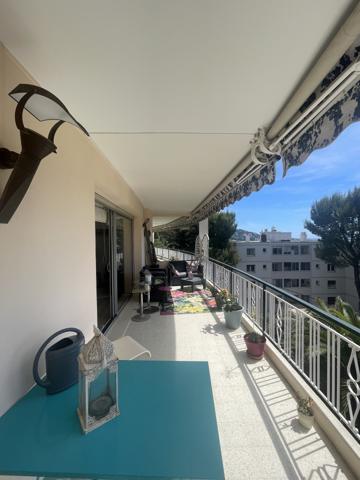 appartement rénové avec grande terrasse quartier europe