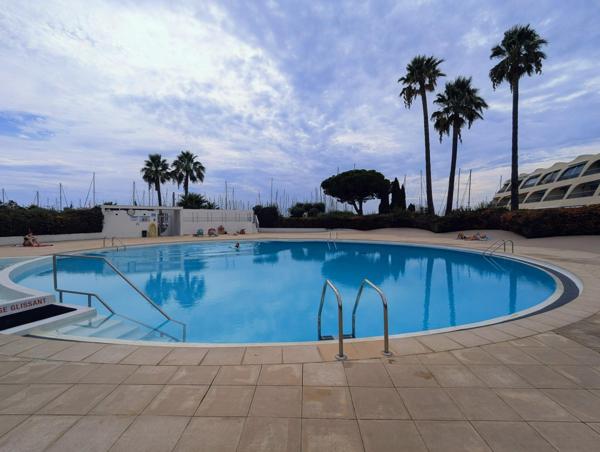 Charmant T2 avec terrasse et piscine à Port-Camargue