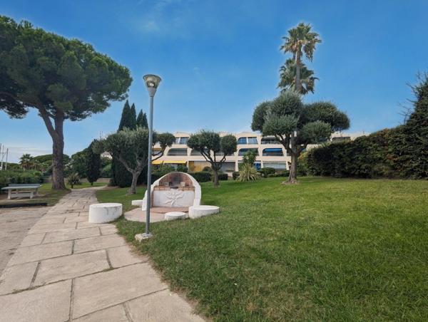 Charmant T2 avec terrasse et piscine à Port-Camargue