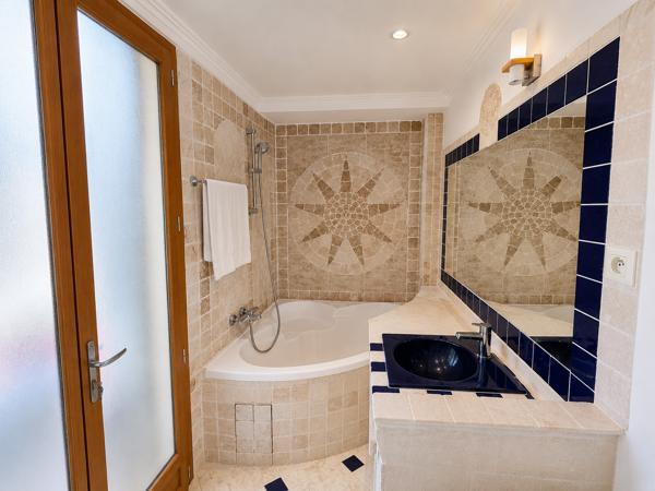 Appartement
         4 pièces
        - 120 m² Bien prestige 460 000 € *