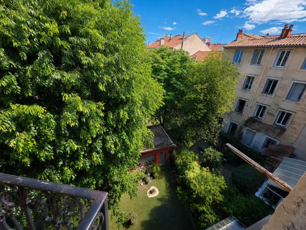 Appartement
         4 pièces
        - 120 m² Bien prestige 460 000 € *