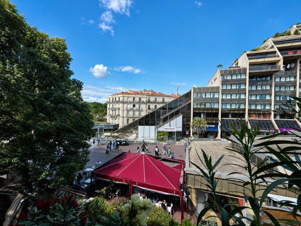 Appartement
         4 pièces
        - 120 m² Bien prestige 460 000 € *