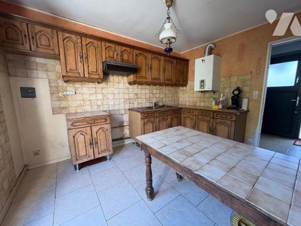 Quartier calme, Maison mitoyenne édifiée sur un sous-sol (garage, cave et remise), et comprenan...