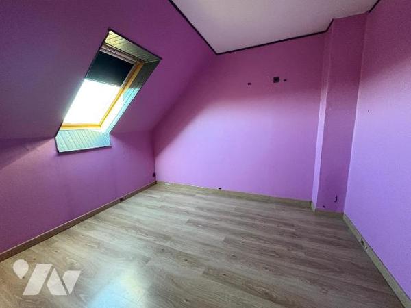 Quartier calme, Maison mitoyenne édifiée sur un sous-sol (garage, cave et remise), et comprenan...