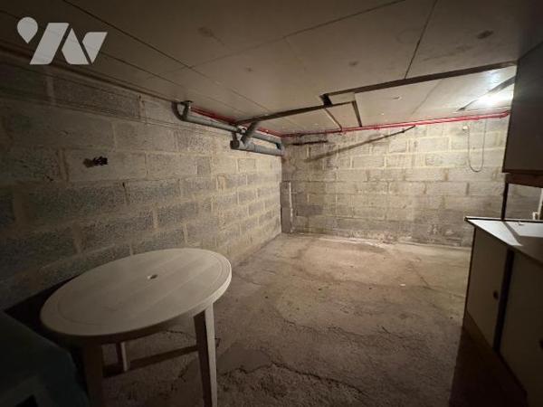 Quartier calme, Maison mitoyenne édifiée sur un sous-sol (garage, cave et remise), et comprenan...