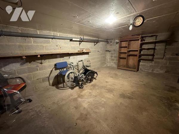 Quartier calme, Maison mitoyenne édifiée sur un sous-sol (garage, cave et remise), et comprenan...