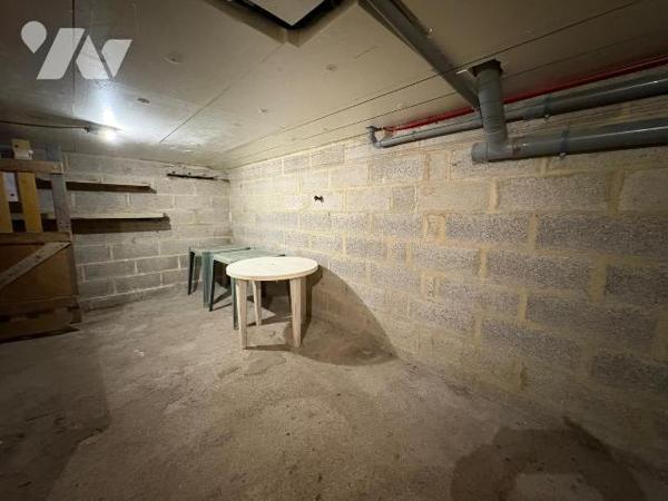 Quartier calme, Maison mitoyenne édifiée sur un sous-sol (garage, cave et remise), et comprenan...