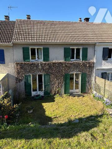 Quartier calme, Maison mitoyenne édifiée sur un sous-sol (garage, cave et remise), et comprenan...