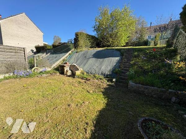 Quartier calme, Maison mitoyenne édifiée sur un sous-sol (garage, cave et remise), et comprenan...