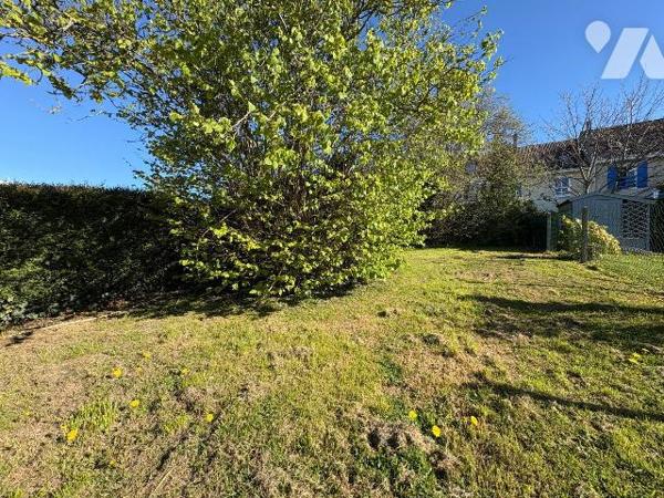Quartier calme, Maison mitoyenne édifiée sur un sous-sol (garage, cave et remise), et comprenan...