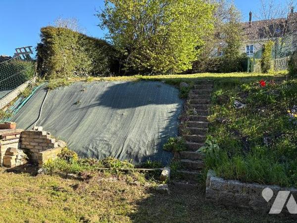 Quartier calme, Maison mitoyenne édifiée sur un sous-sol (garage, cave et remise), et comprenan...
