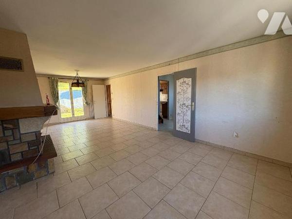 Quartier calme, Maison mitoyenne édifiée sur un sous-sol (garage, cave et remise), et comprenan...