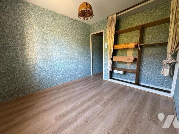 Quartier calme, Maison mitoyenne édifiée sur un sous-sol (garage, cave et remise), et comprenan...