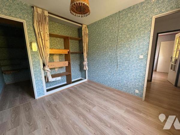 Quartier calme, Maison mitoyenne édifiée sur un sous-sol (garage, cave et remise), et comprenan...