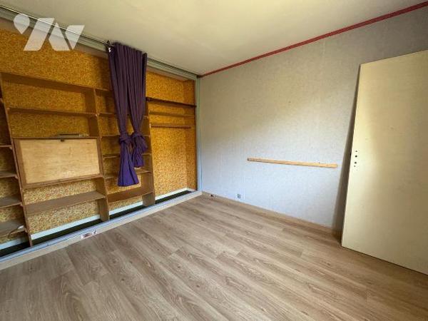 Quartier calme, Maison mitoyenne édifiée sur un sous-sol (garage, cave et remise), et comprenan...