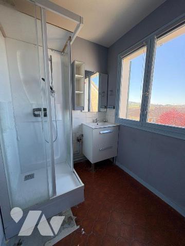 Quartier calme, Maison mitoyenne édifiée sur un sous-sol (garage, cave et remise), et comprenan...