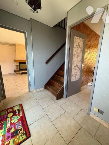 Quartier calme, Maison mitoyenne édifiée sur un sous-sol (garage, cave et remise), et comprenan...