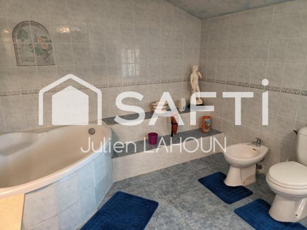 Domaine de 7ha avec une longère principale et dépendances