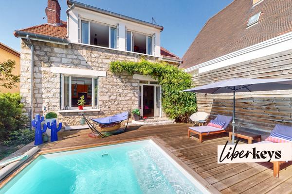 Maison 127m² avec piscine, jardin, terrasse, sous-sol et double parking à Gagny