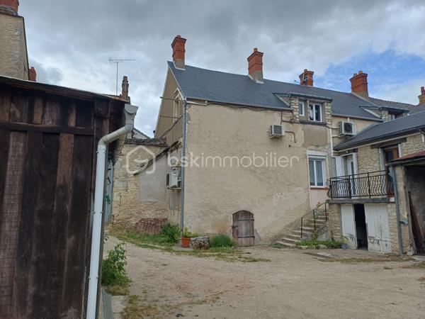 "Maison de caractère rénovée – Grand potentiel"

Venez découvrir cette maison ancienne entièrement rénovée, offrant de belles surfaces et un fort potentiel d'aménagement.

Elle se compose d'une entrée, d'une cuisine équipée et aménagée, ainsi que de 5 chambres (possibilité d'en créer une 6ème). Le confort est assuré par un chauffage par pompe à chaleur. Des modifications à l'intérieur sont encore possibles.

La propriété dispose également d'un sous-sol, de 2 caves et de 2 garages pour le stationnement et le rangement.

Sur un terrain de 800 m², vous trouverez 2 très grandes dépendances avec jardin, idéales pour créer des logements supplémentaires, développer un projet de rénovation, ou pour un artisan souhaitant installer et développer son activité.

Un bien rare, idéal pour un projet familial ou professionnel d'envergure. Ne tardez pas à venir le visiter !