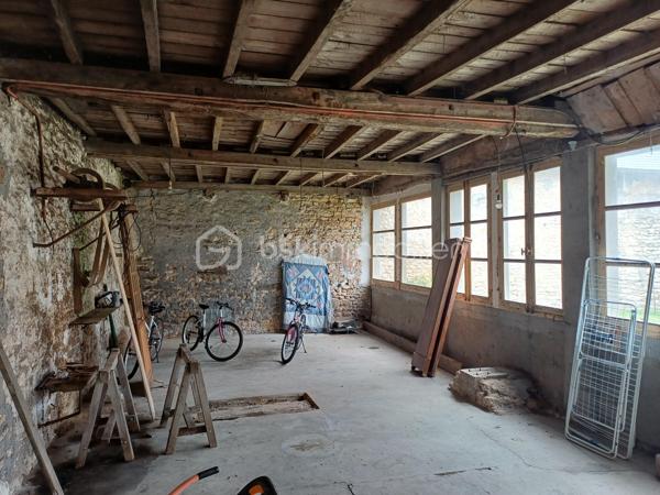 "Maison de caractère rénovée – Grand potentiel"

Venez découvrir cette maison ancienne entièrement rénovée, offrant de belles surfaces et un fort potentiel d'aménagement.

Elle se compose d'une entrée, d'une cuisine équipée et aménagée, ainsi que de 5 chambres (possibilité d'en créer une 6ème). Le confort est assuré par un chauffage par pompe à chaleur. Des modifications à l'intérieur sont encore possibles.

La propriété dispose également d'un sous-sol, de 2 caves et de 2 garages pour le stationnement et le rangement.

Sur un terrain de 800 m², vous trouverez 2 très grandes dépendances avec jardin, idéales pour créer des logements supplémentaires, développer un projet de rénovation, ou pour un artisan souhaitant installer et développer son activité.

Un bien rare, idéal pour un projet familial ou professionnel d'envergure. Ne tardez pas à venir le visiter !
