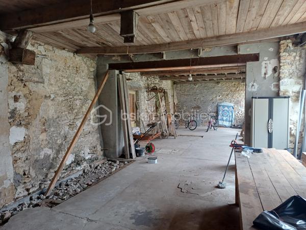 "Maison de caractère rénovée – Grand potentiel"

Venez découvrir cette maison ancienne entièrement rénovée, offrant de belles surfaces et un fort potentiel d'aménagement.

Elle se compose d'une entrée, d'une cuisine équipée et aménagée, ainsi que de 5 chambres (possibilité d'en créer une 6ème). Le confort est assuré par un chauffage par pompe à chaleur. Des modifications à l'intérieur sont encore possibles.

La propriété dispose également d'un sous-sol, de 2 caves et de 2 garages pour le stationnement et le rangement.

Sur un terrain de 800 m², vous trouverez 2 très grandes dépendances avec jardin, idéales pour créer des logements supplémentaires, développer un projet de rénovation, ou pour un artisan souhaitant installer et développer son activité.

Un bien rare, idéal pour un projet familial ou professionnel d'envergure. Ne tardez pas à venir le visiter !