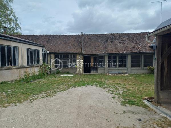 "Maison de caractère rénovée – Grand potentiel"

Venez découvrir cette maison ancienne entièrement rénovée, offrant de belles surfaces et un fort potentiel d'aménagement.

Elle se compose d'une entrée, d'une cuisine équipée et aménagée, ainsi que de 5 chambres (possibilité d'en créer une 6ème). Le confort est assuré par un chauffage par pompe à chaleur. Des modifications à l'intérieur sont encore possibles.

La propriété dispose également d'un sous-sol, de 2 caves et de 2 garages pour le stationnement et le rangement.

Sur un terrain de 800 m², vous trouverez 2 très grandes dépendances avec jardin, idéales pour créer des logements supplémentaires, développer un projet de rénovation, ou pour un artisan souhaitant installer et développer son activité.

Un bien rare, idéal pour un projet familial ou professionnel d'envergure. Ne tardez pas à venir le visiter !