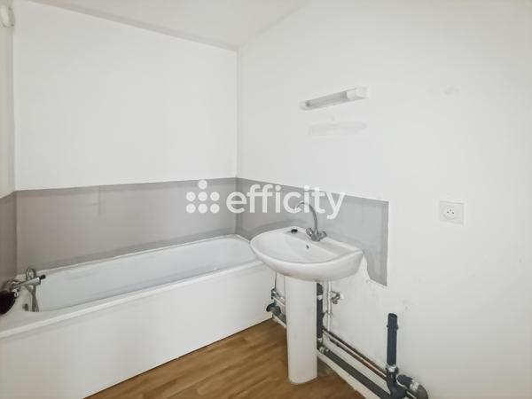 Appartement
         2 pièces
        - 54 m² 77 000 € *