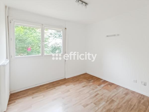 Appartement
         2 pièces
        - 54 m² 77 000 € *