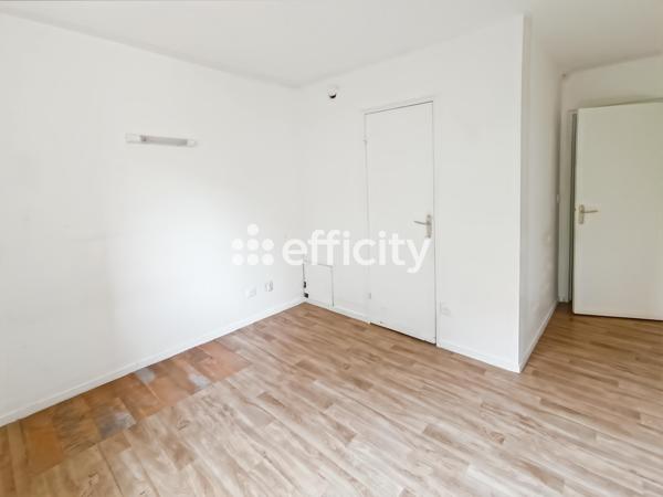 Appartement
         2 pièces
        - 54 m² 77 000 € *